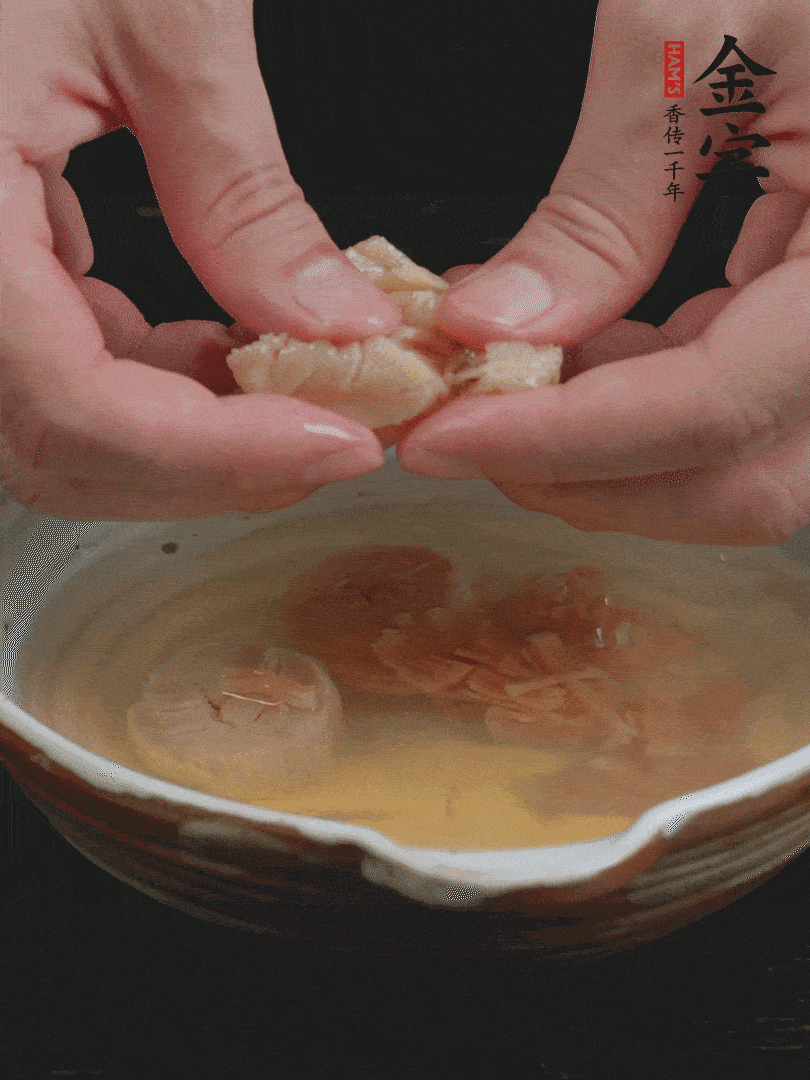 元貝溫水泡發(fā)，拆成細(xì)絲。