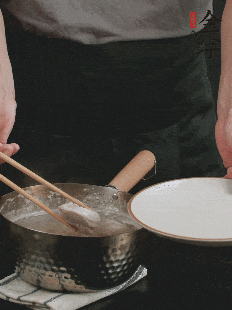 雞塊冷水下鍋，加姜片、料酒焯水，撈出洗凈備用。