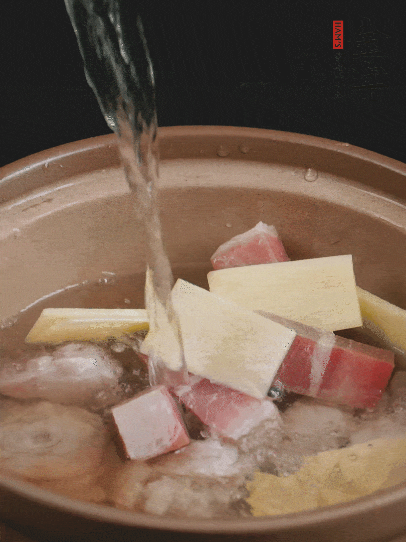 雞塊、火腿、姜片加適量料酒、清水燉80分鐘。