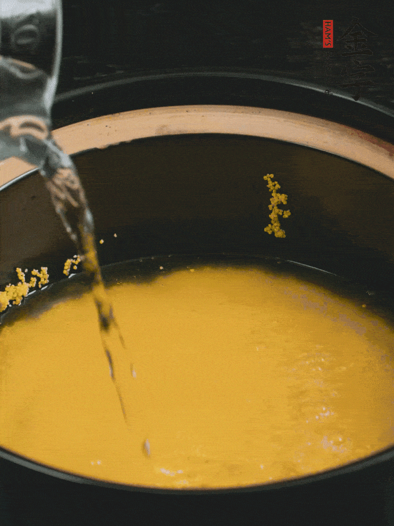 小米洗凈后，加水小火煲1個小時。