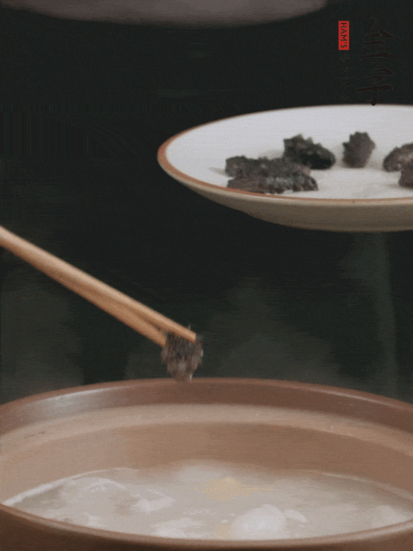 期間雞湯燉到80分鐘時，加小海參再燉10分鐘。