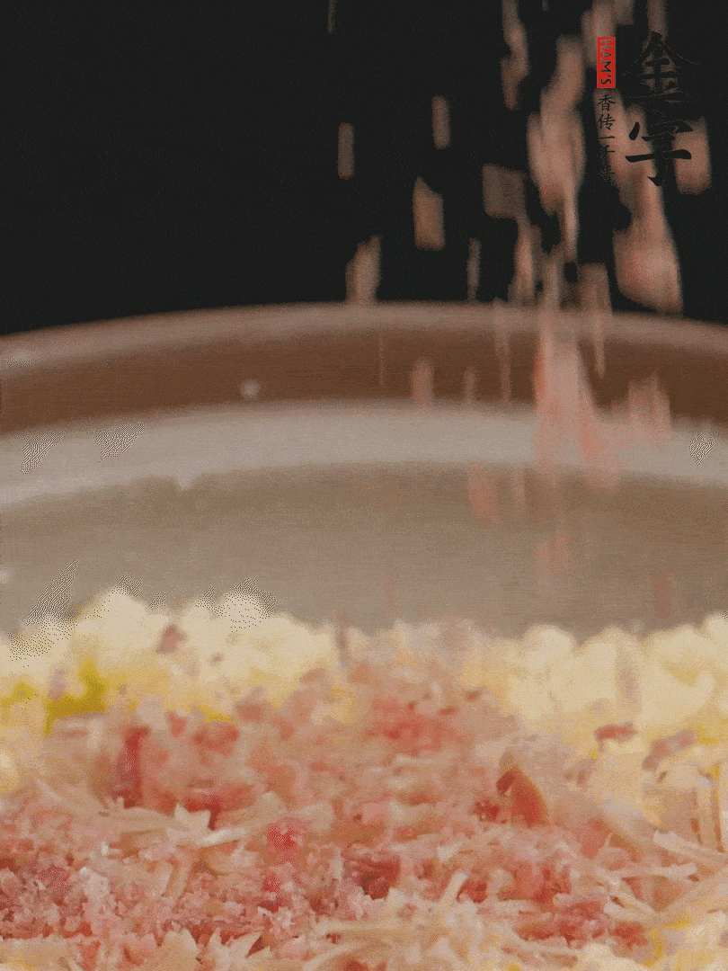 加雞湯沒過，放干貝絲、火腿末、小海參。