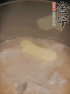 排骨洗凈，加生姜、黃酒焯水，溫水洗凈備用。