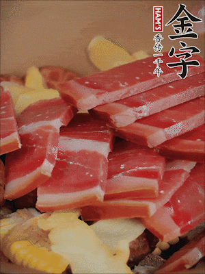 除鮑魚外的所有材料放進(jìn)鍋里，加清水、姜、黃酒，大火燒開，轉(zhuǎn)小火煲90分鐘。