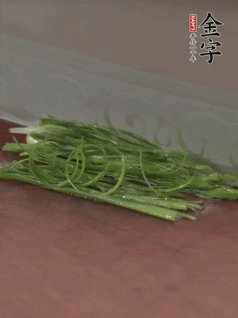 生姜切薄片，紅椒切細(xì)絲，小蔥蔥綠切細(xì)絲，泡入冰水中保持新鮮。