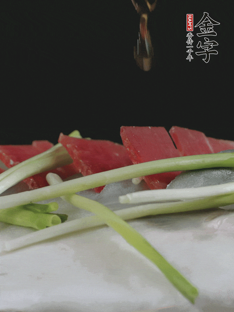 蔥白置于魚身，放適量豌豆，淋上花雕酒。