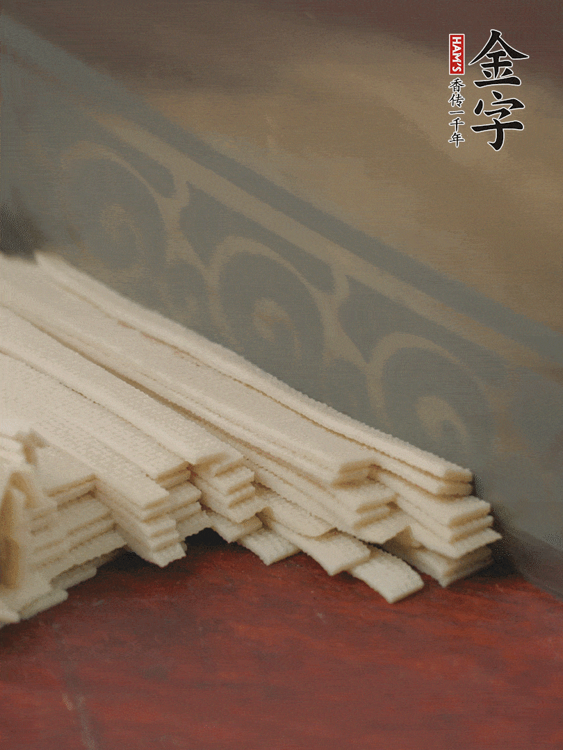 燉火腿期間，千張切細(xì)絲，白蘿卜去皮切細(xì)絲，蒜葉切細(xì)丁。