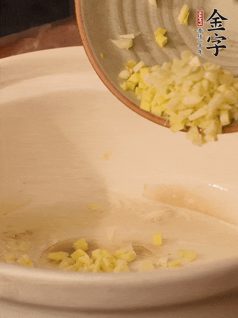 熱油下鍋，姜爆香。下冬瓜略微翻炒。