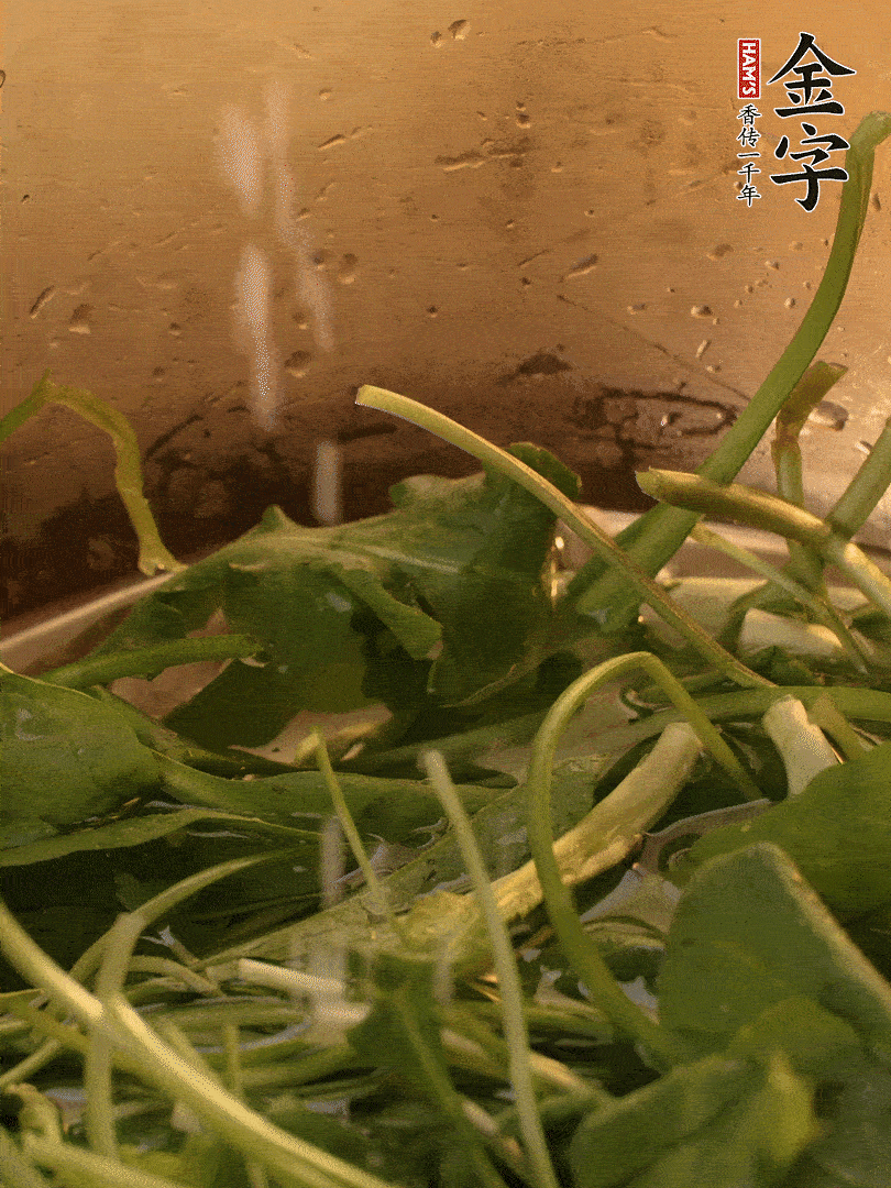 薺菜去掉根部，加小蘇打、鹽熱水沸騰燙軟。