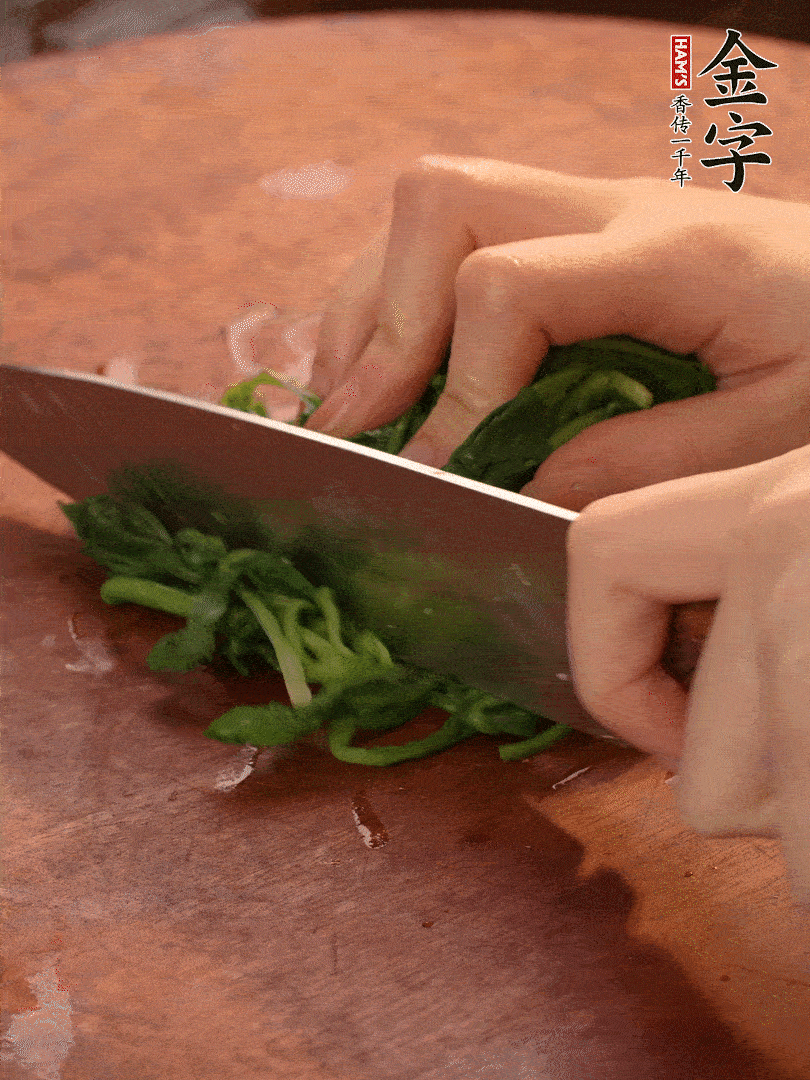 晾涼拽干水份，切碎備用。