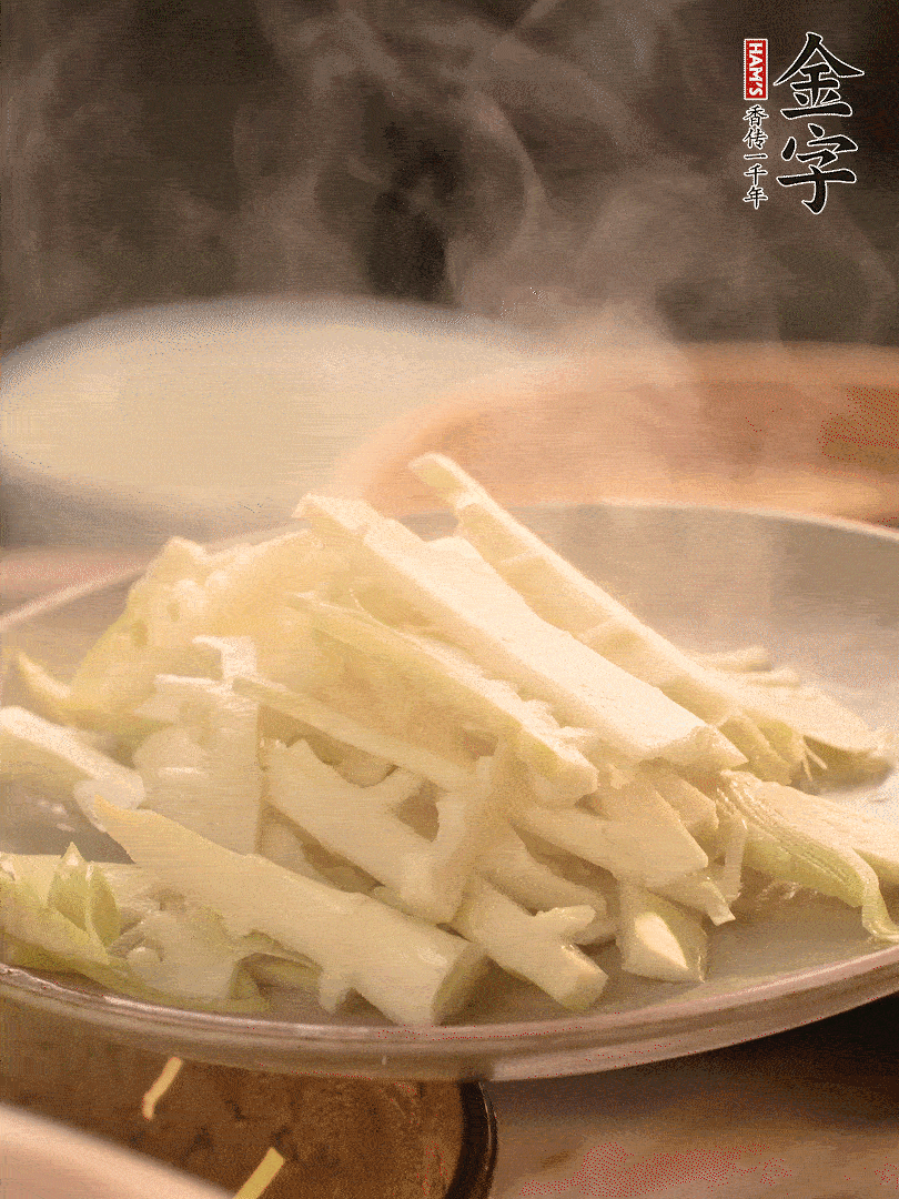 春筍切薄片，焯水去除澀味。