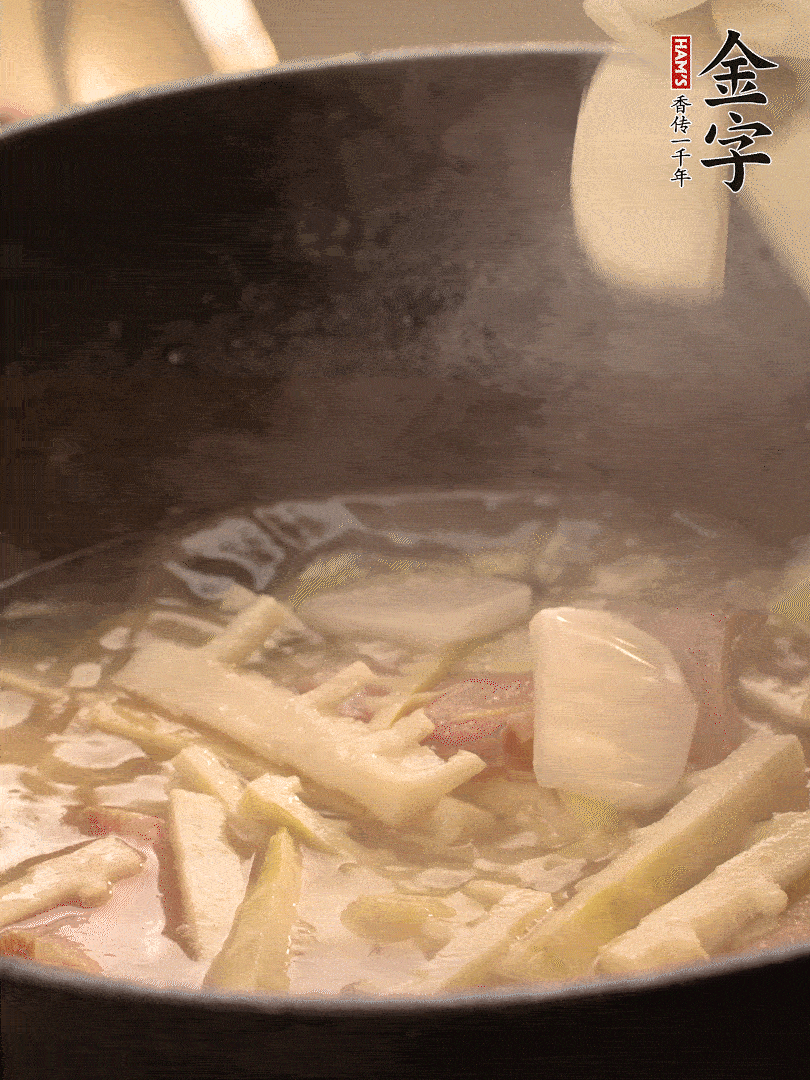 加一點(diǎn)開水后，放年糕燜2分鐘至軟。