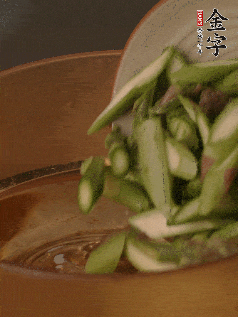 蘆筍、白玉菇焯水30秒備用。