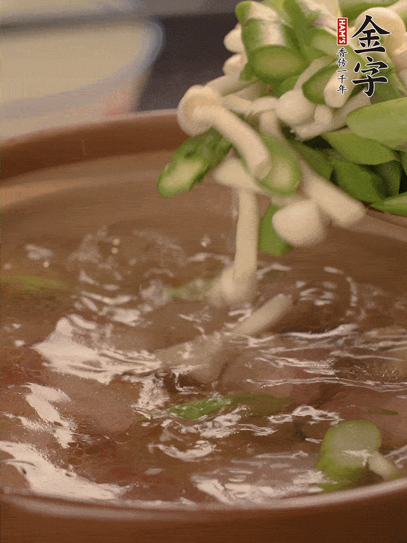 咸肉肥肉部分變透明時，加清水，放蘆筍、白玉菇大火煮開。