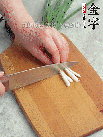 切好的咸肉鋪在碗邊，然后把千張放在中間。