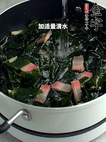 放入泡發(fā)好的裙帶菜翻炒一下，加適量清水燉煮。