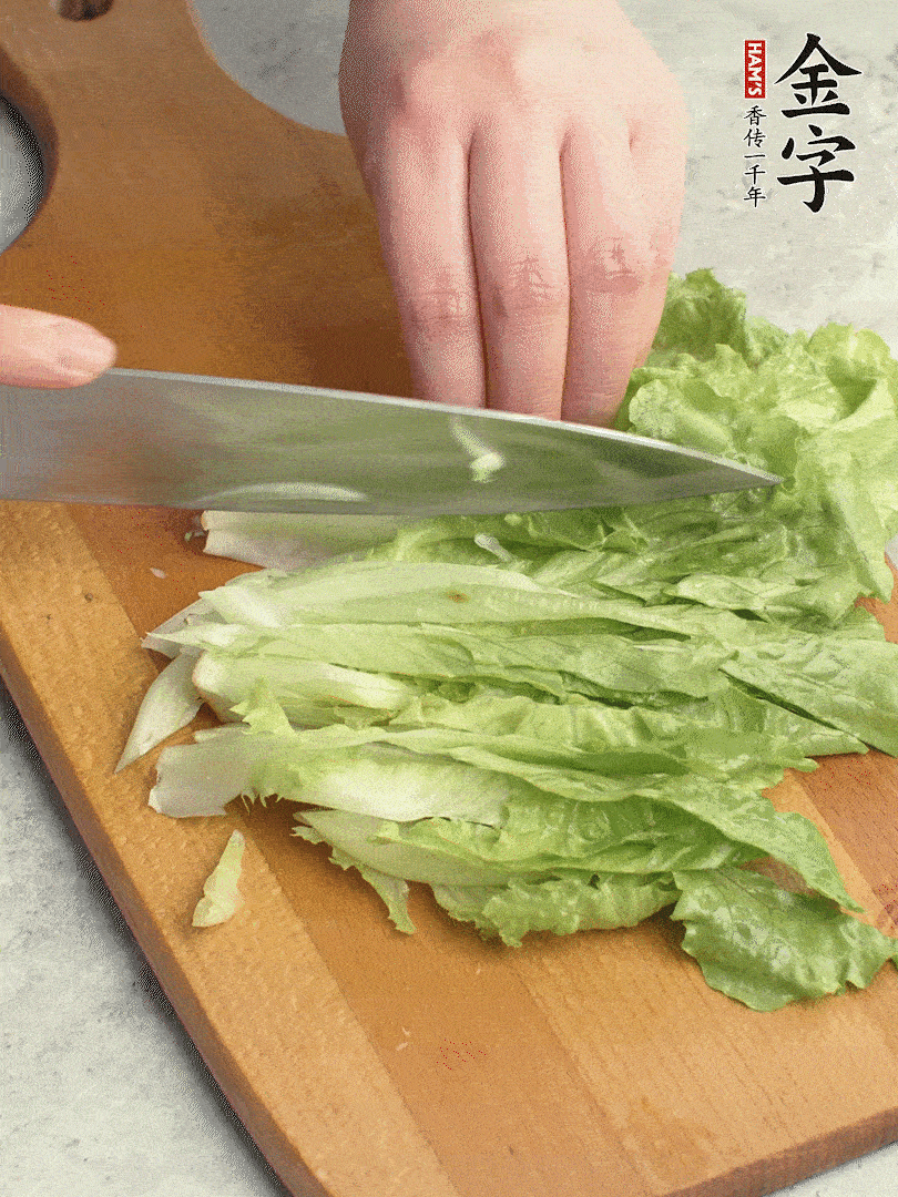 胡蘿卜、生菜、黃瓜切絲。