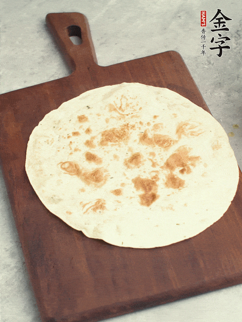 食材依次鋪在卷餅皮上，卷起來。