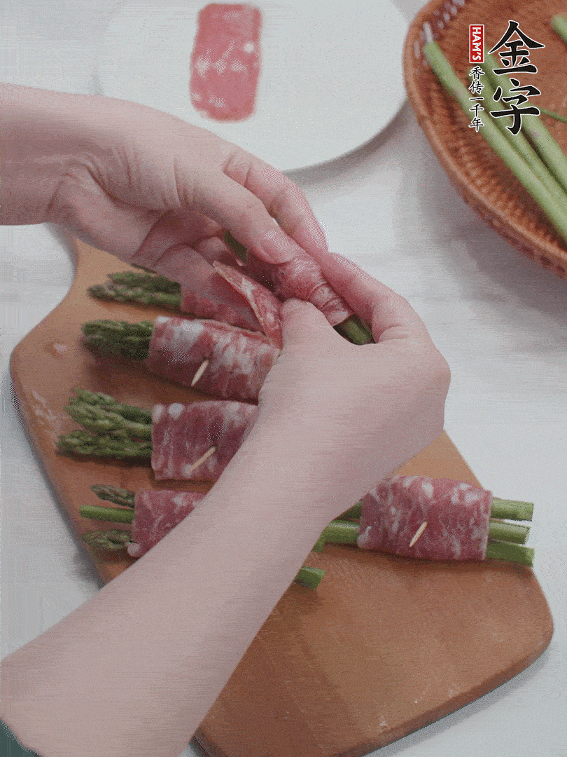 蘆筍切小段，蘆筍段用金字培根火腿卷起。