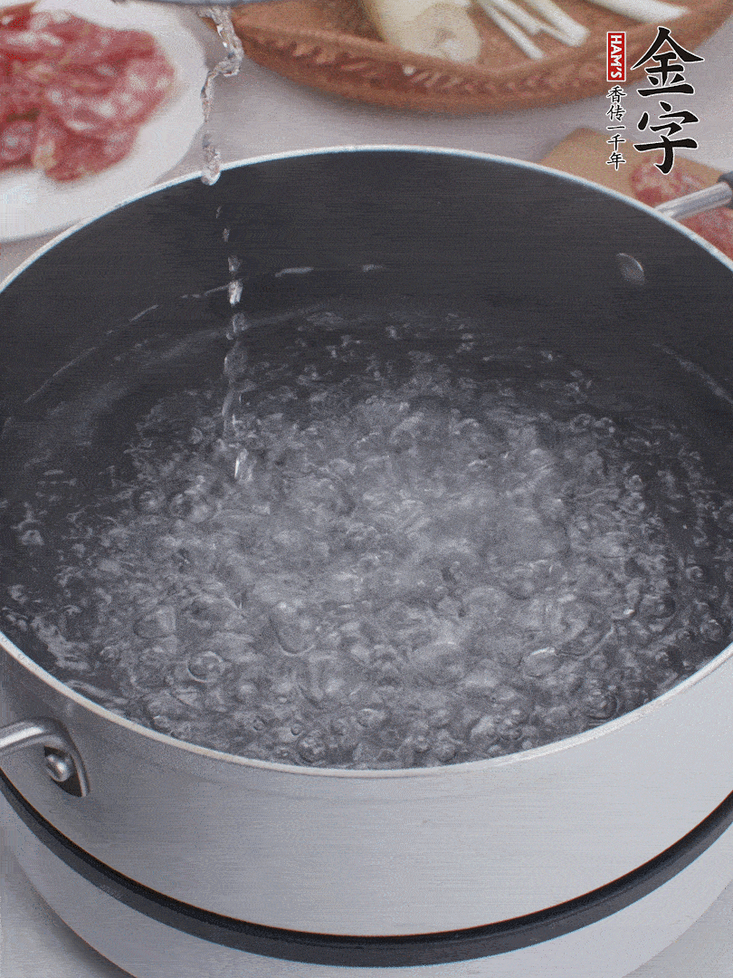 春筍去殼切片，焯水3分鐘。