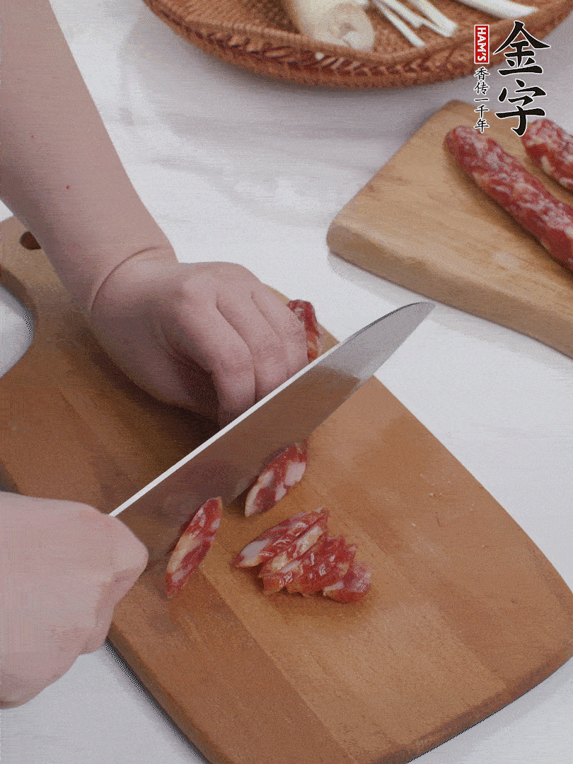 金字香腸切薄片。