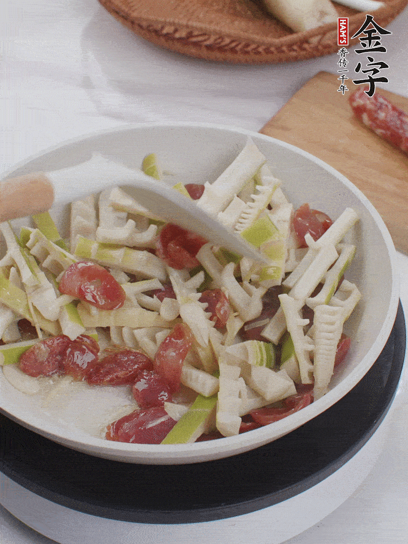 下春筍翻炒均勻，一小撮鹽調味。