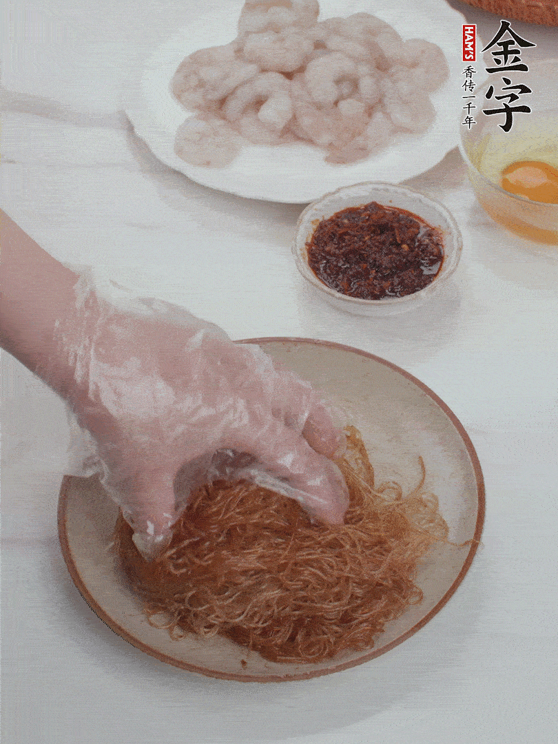 粉絲泡軟后，入沸水煮10秒，撈出后加1/2勺老抽、1/2勺食用油挑松。