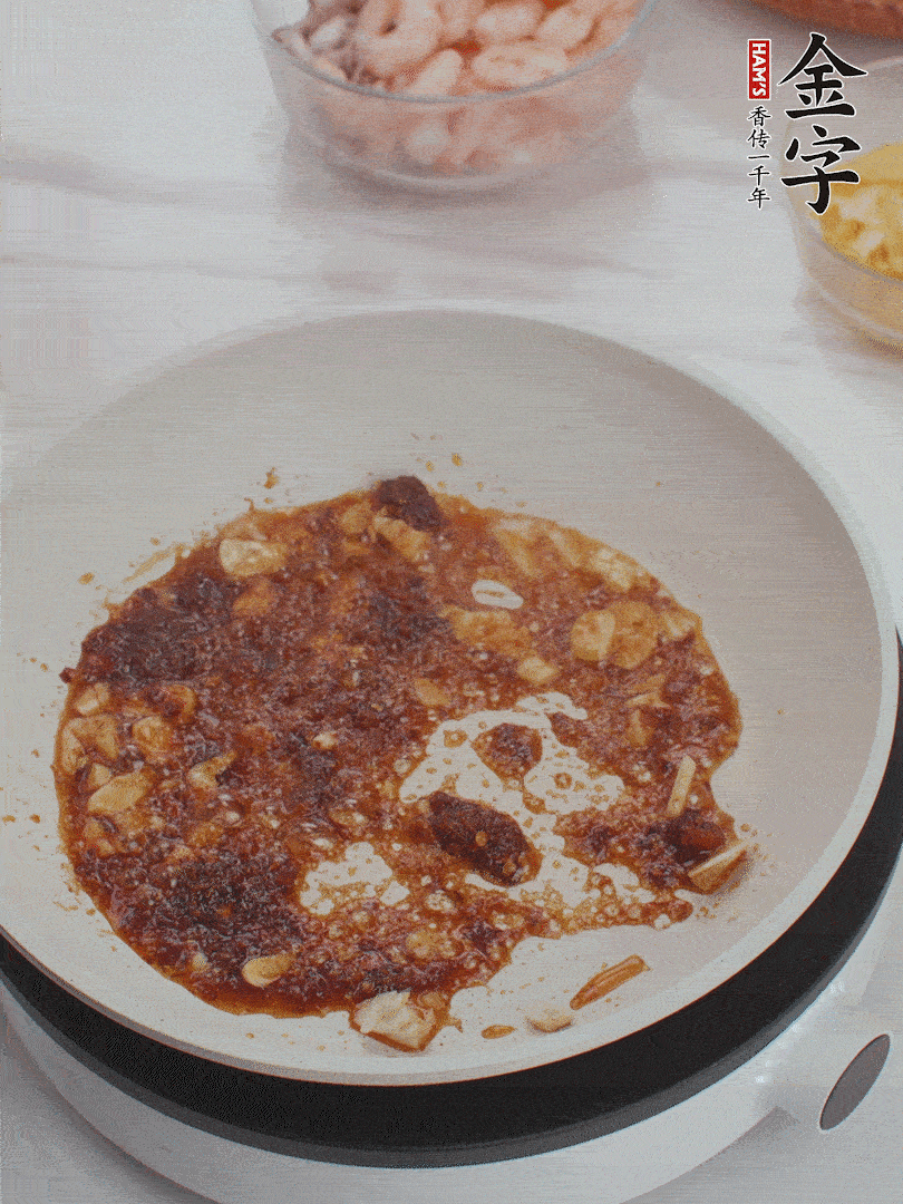 冷鍋熱油，1大勺金字火腿XO醬、蒜末炒香，倒粉絲一起炒。