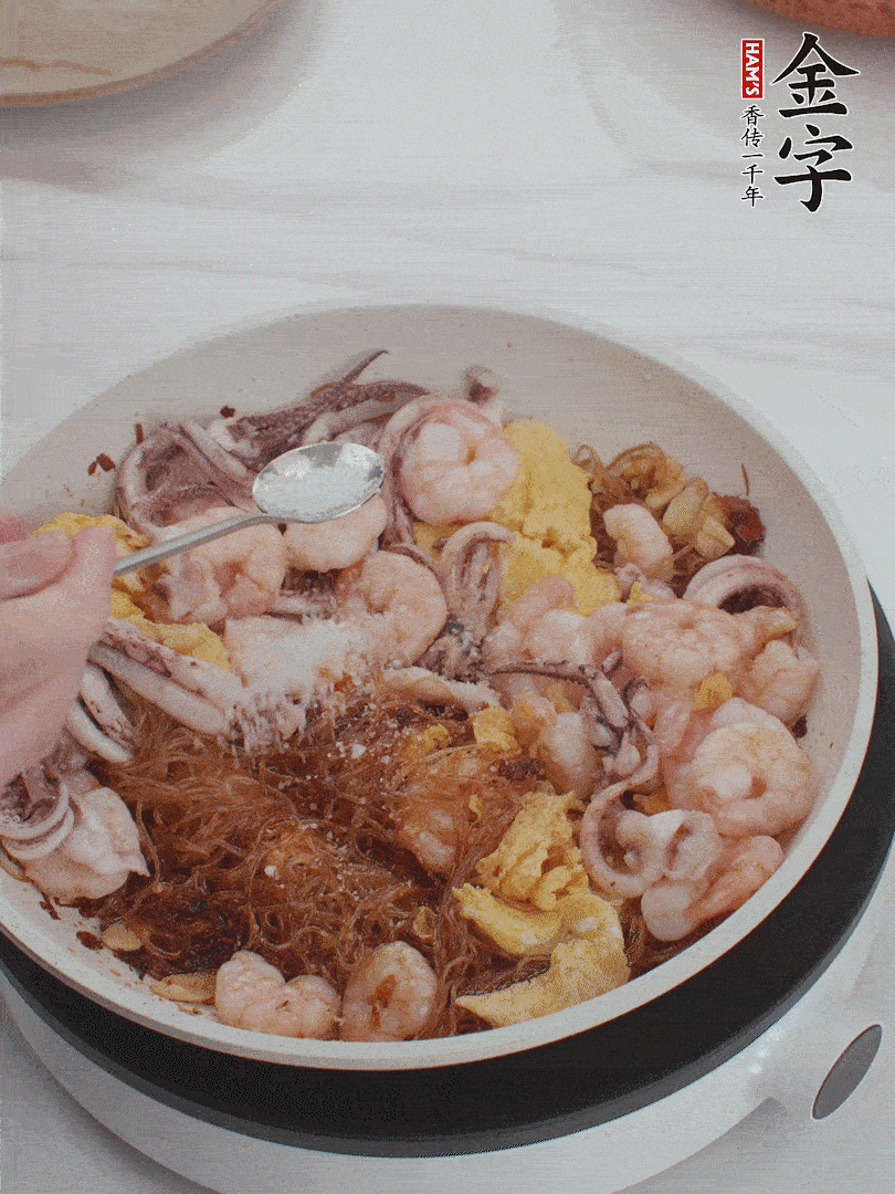 加雞蛋，蝦仁，魷魚混合。