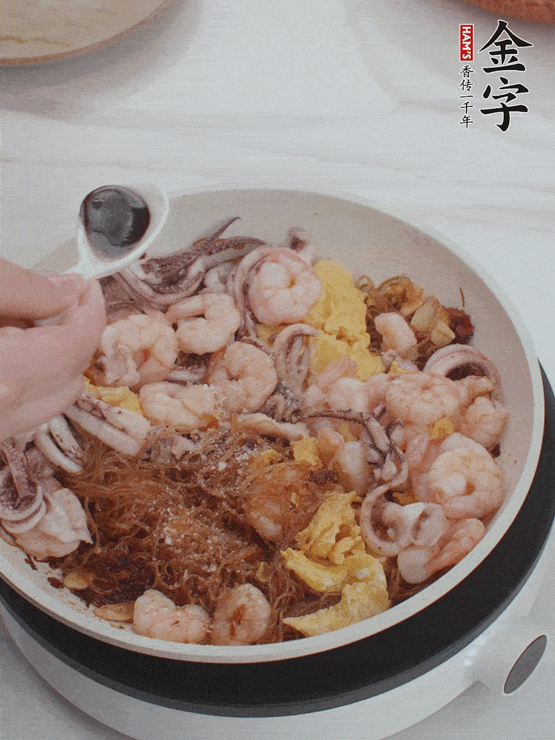 放1/3勺鹽、1/3勺雞精、1/3勺糖、2/3勺生抽調(diào)味。