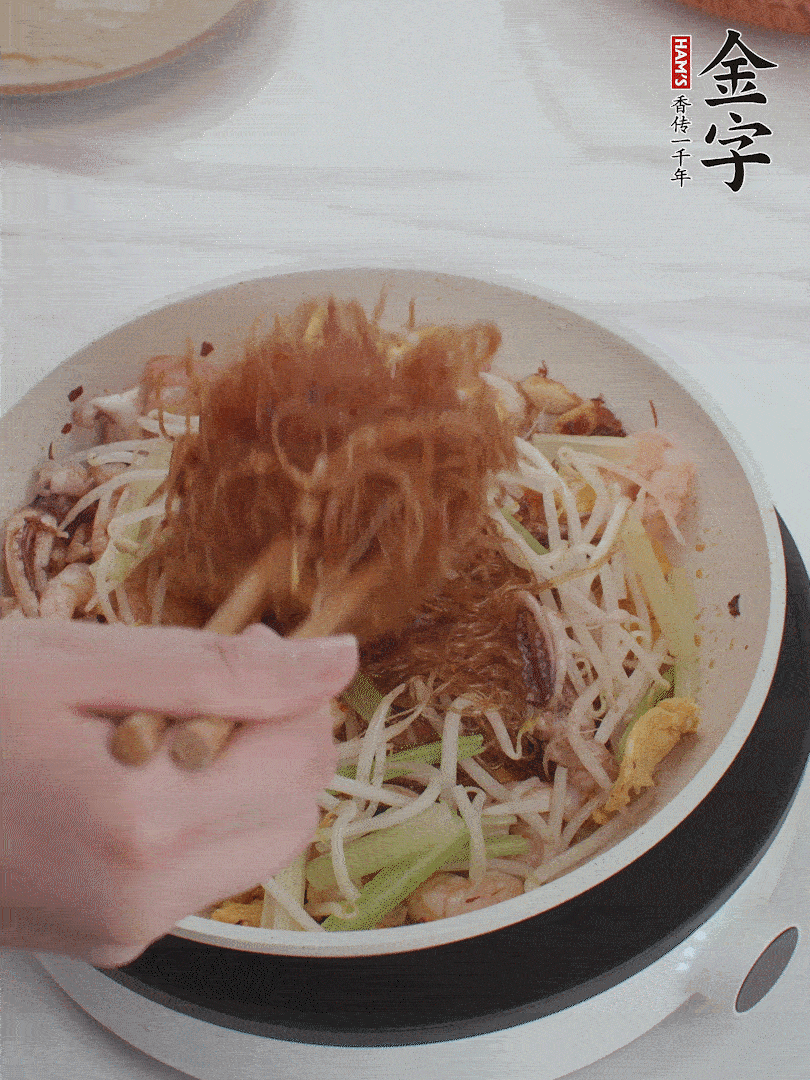 放焯好水的香芹、豆芽翻炒挑松。