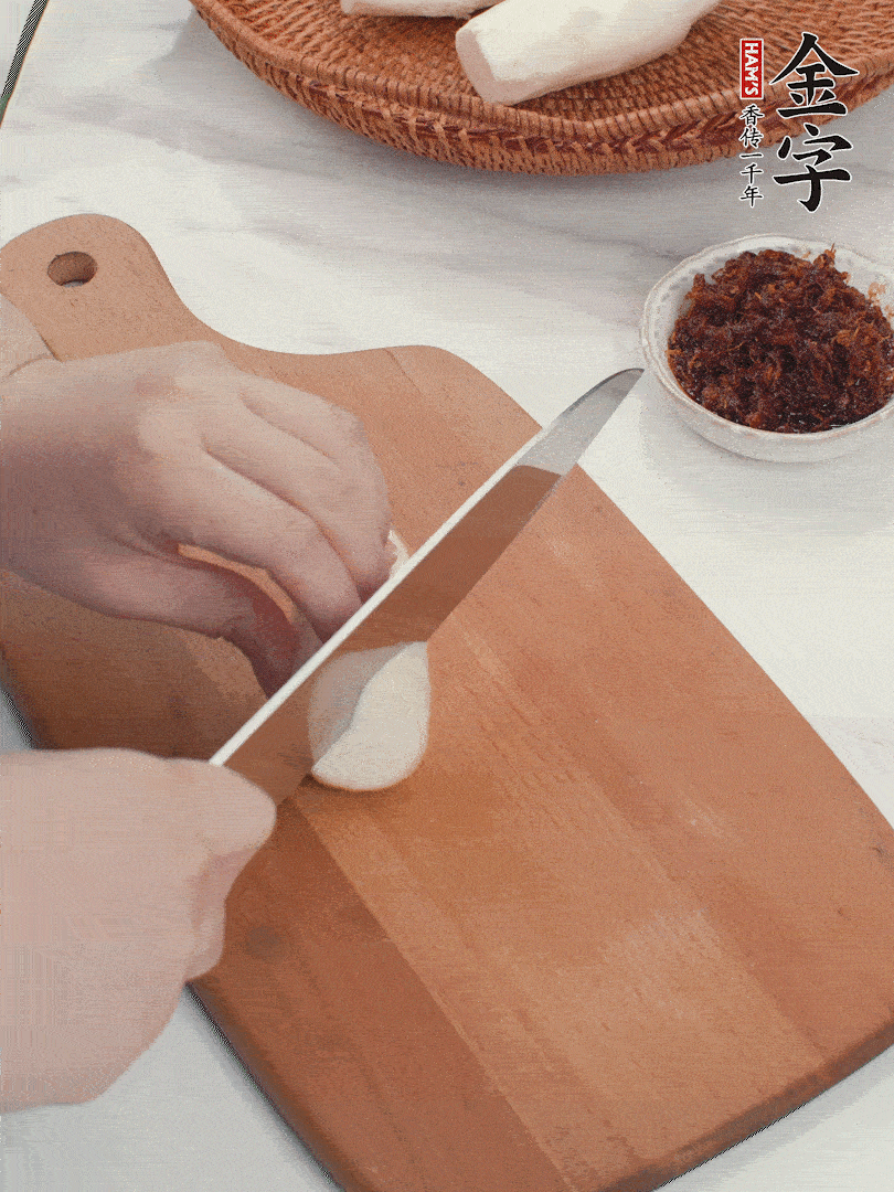 茭白剝殼，洗凈后切滾刀塊。