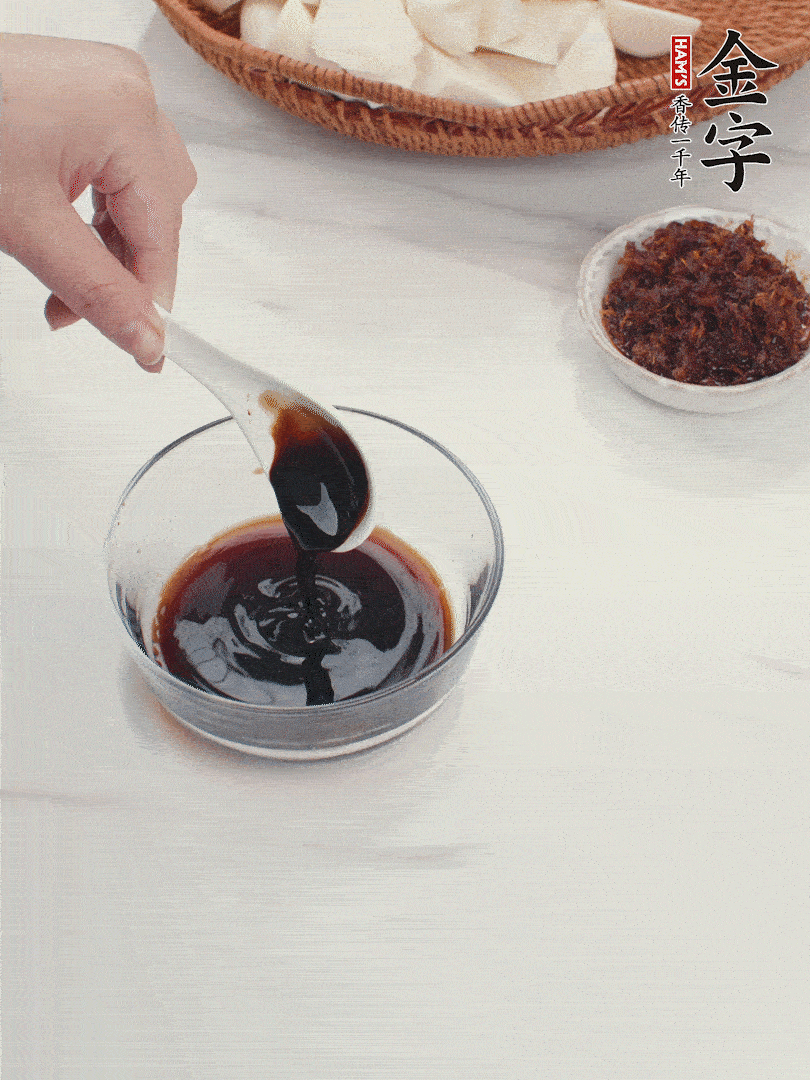 將生抽、老抽、黃酒和白砂糖在小碗里調(diào)成味汁。