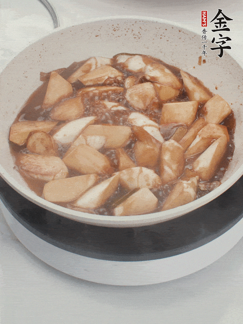 待茭白煸到微微發(fā)黃加入調(diào)好的味汁翻炒。加一小碗清水蓋蓋子燜3-4分鐘。