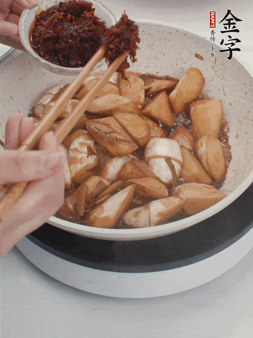 湯汁收濃，加金字火腿XO醬翻炒均勻。