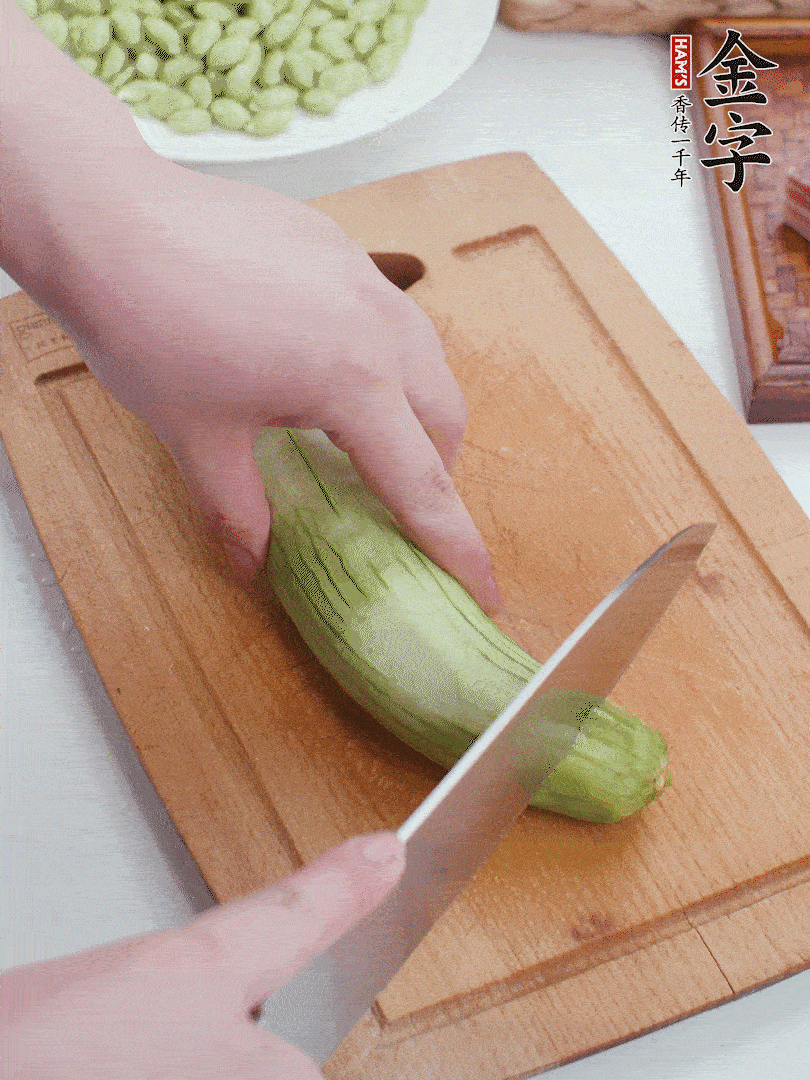 絲瓜去掉外皮，去掉兩端，切成滾刀塊。