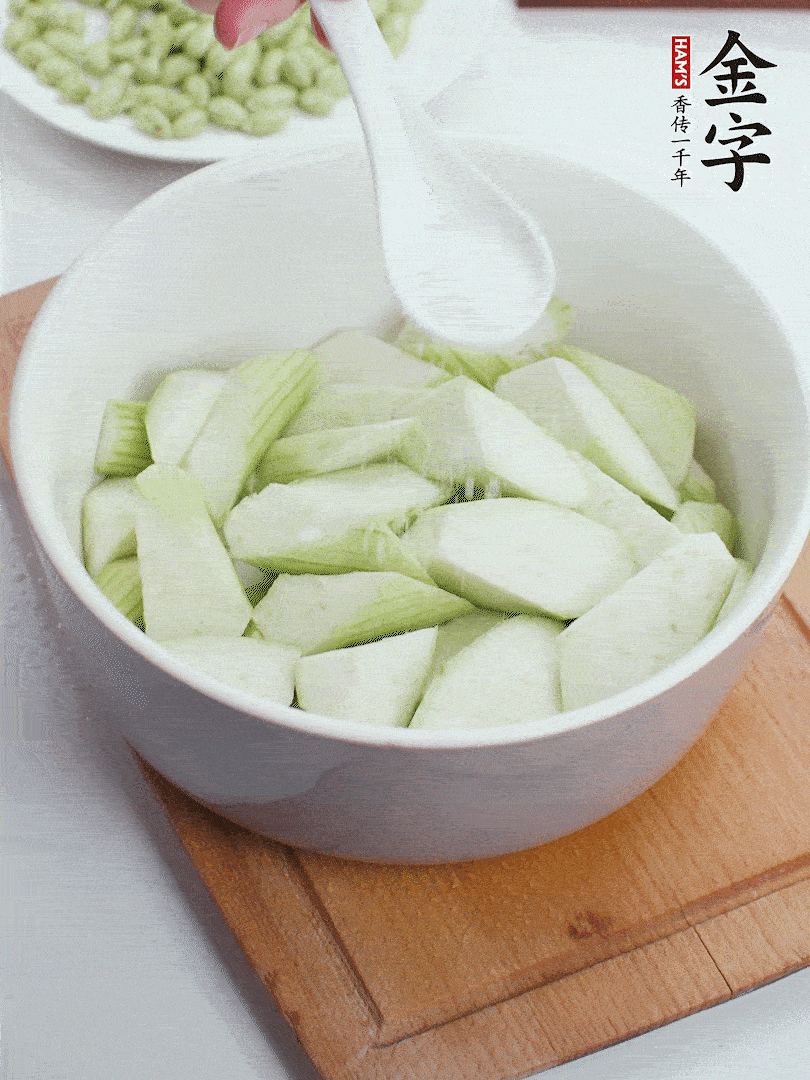 水中加1勺鹽浸泡，防止變黑。