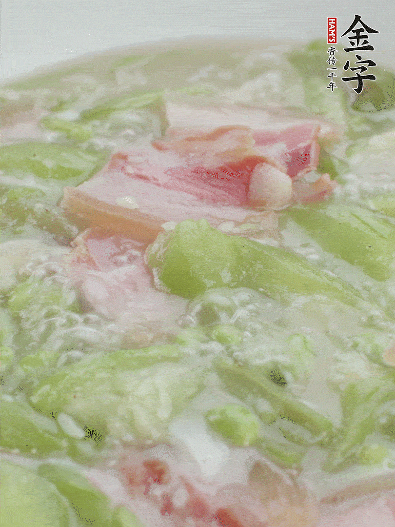 加一點熱水、白胡椒粉、雞精翻炒1分鐘。