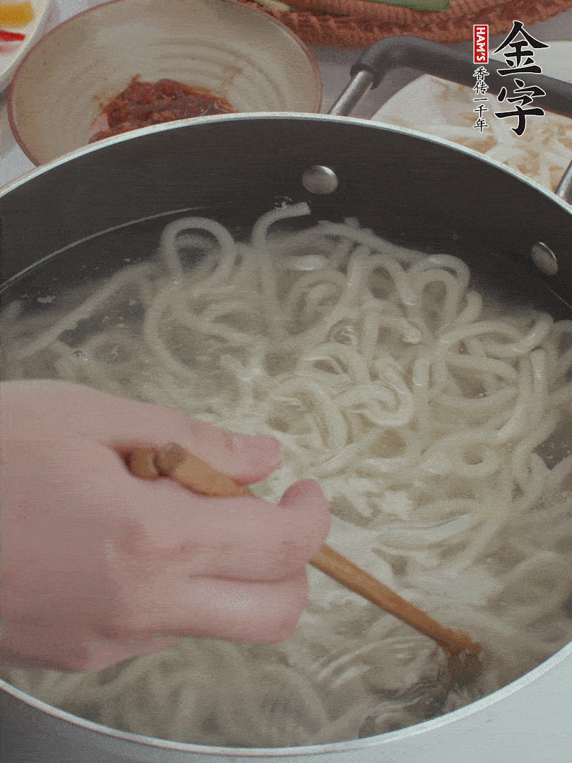 鍋中水煮沸，下烏冬面焯5秒鐘，撈出瀝干。