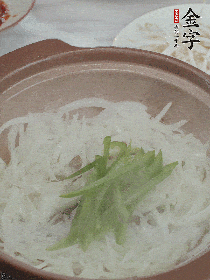 放烏冬面、青紅椒、豆芽。