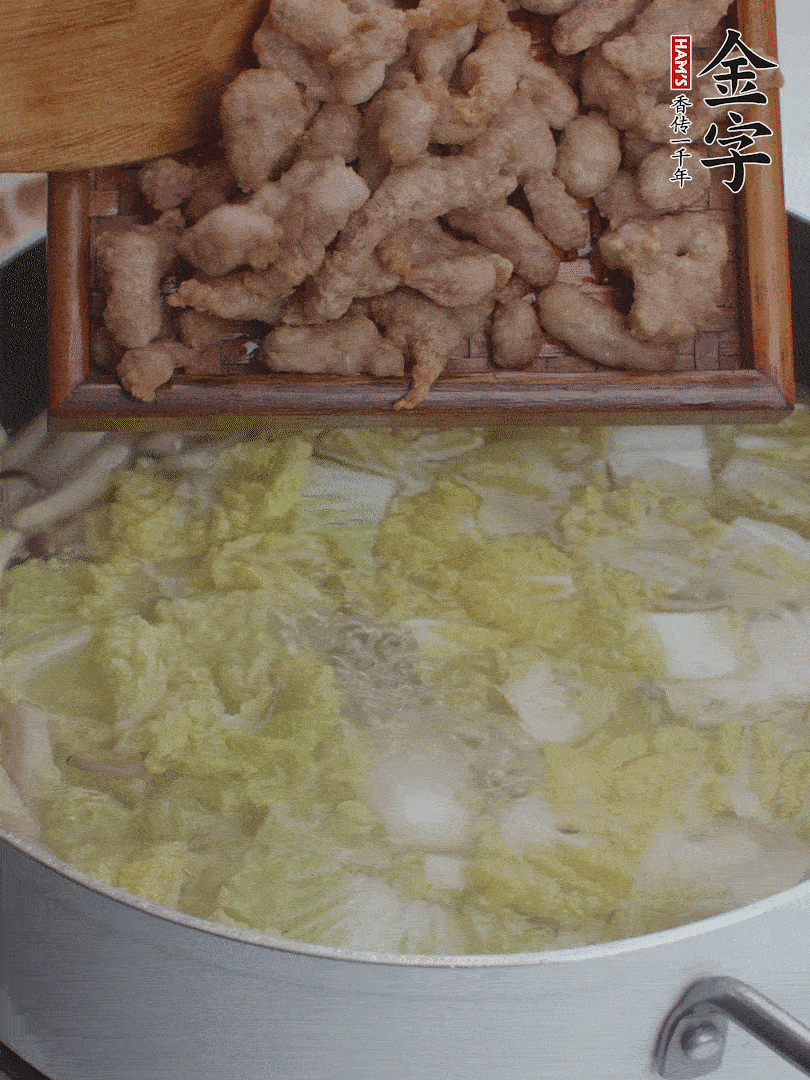 水開后煮10分鐘，下娃娃菜、小酥肉煮3分鐘。