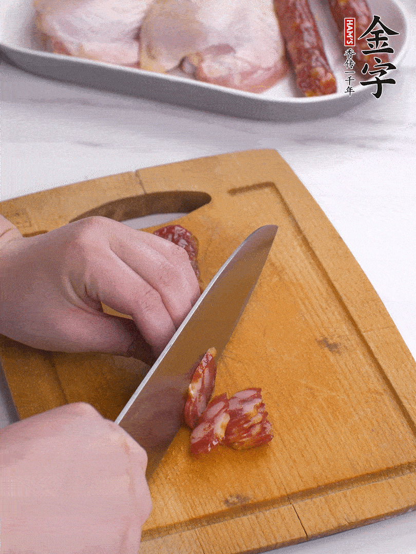 雞大腿去皮去骨切成塊，金字香腸切片，干香菇泡發(fā)切片，小蔥切蔥花。