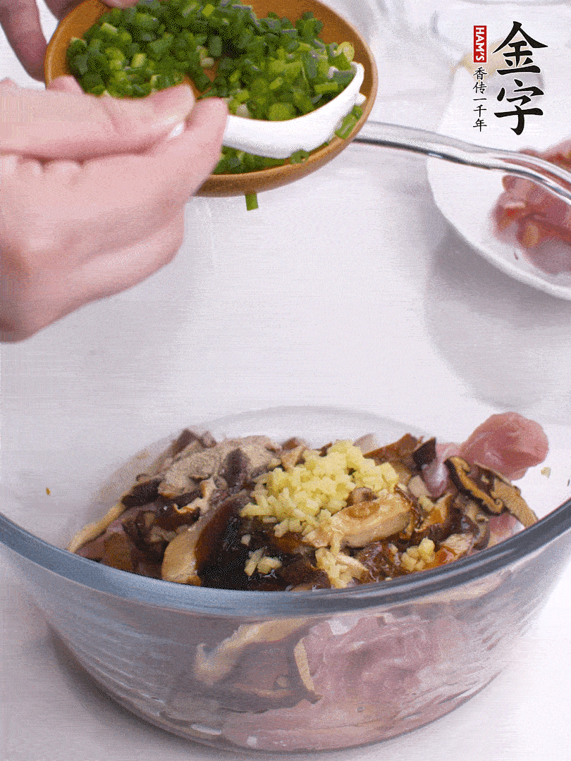 雞肉、香菇混合，加清水1/3杯、料酒1勺、蠔油1勺、鹽1勺、糖1/4勺、白胡椒1/4勺、食用油1勺、香油1/4勺、姜末、蔥花，攪拌均勻腌制2小時(shí)。