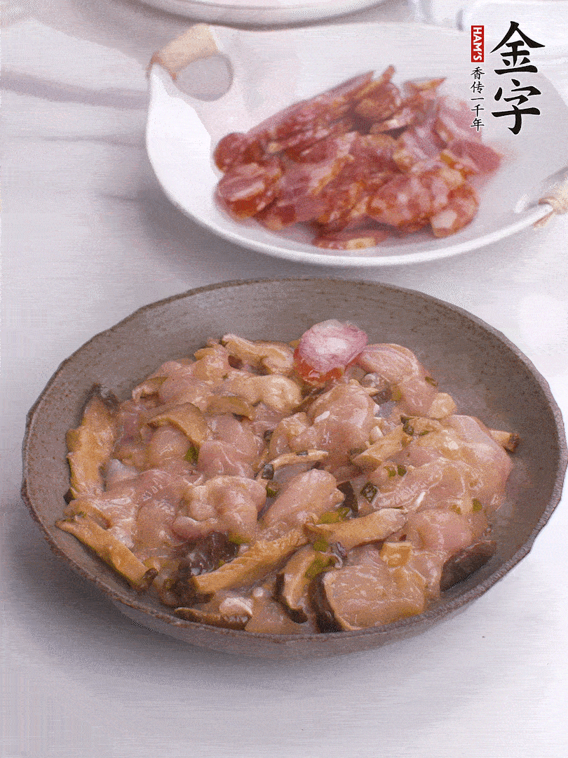 腌制后，雞肉中加淀粉1勺，頂部碼上香腸片。