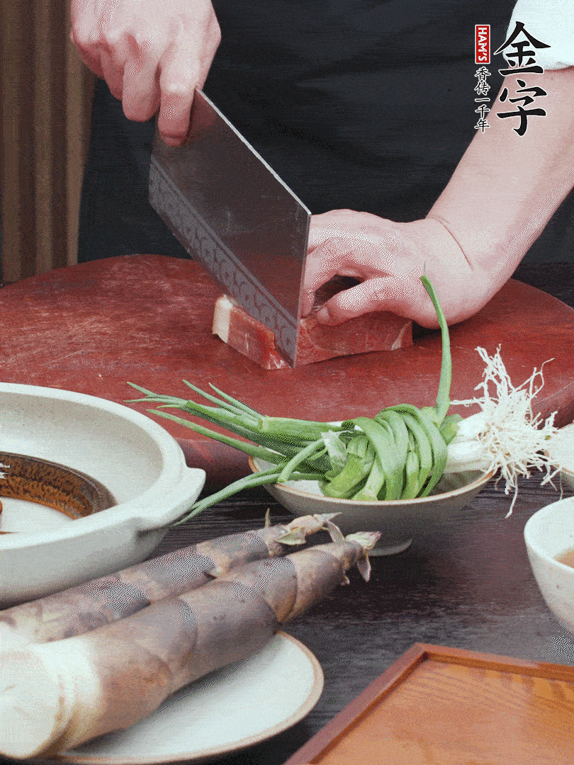 金字火腿切片；姜切片。