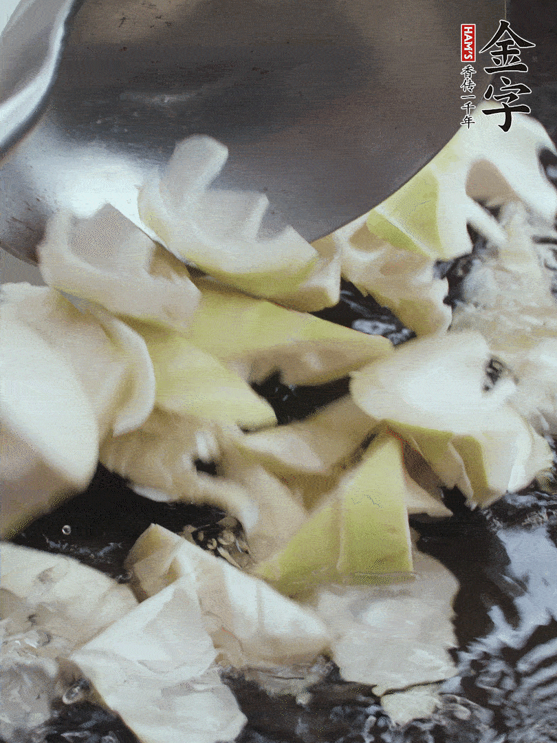 新鮮春筍去老根，剝殼切滾刀塊焯水去澀。