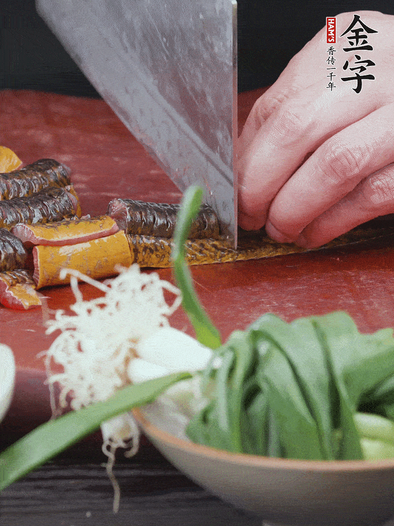 黃鱔去內(nèi)臟洗凈，切花刀斬段。沸水下鍋，加黃酒焯水去血沫。