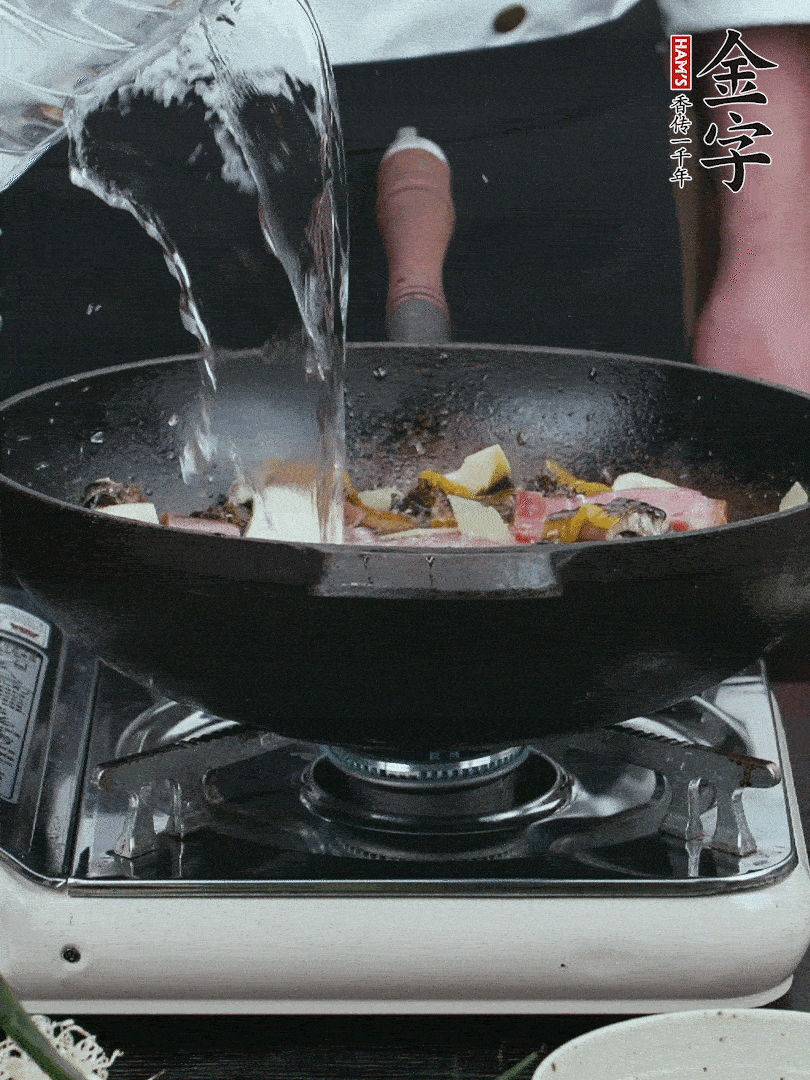 加適量黃酒，倒清水沒過。