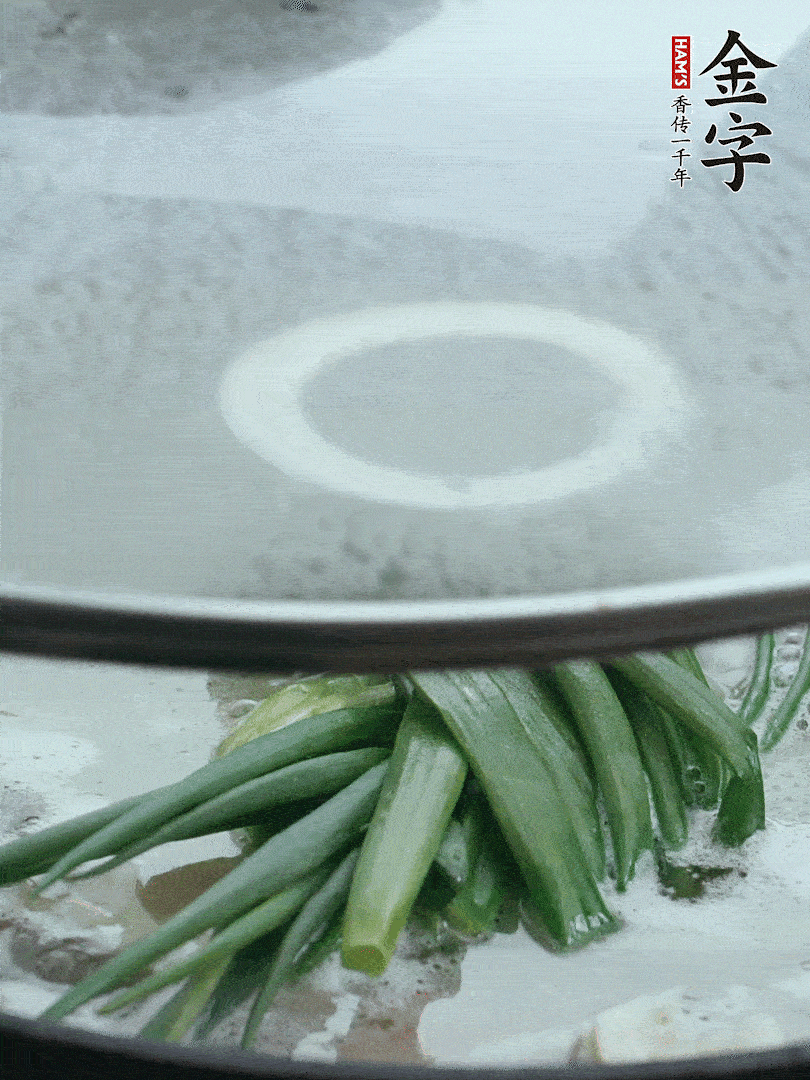 加蔥結(jié)去腥，大火開后中火燒20分鐘。