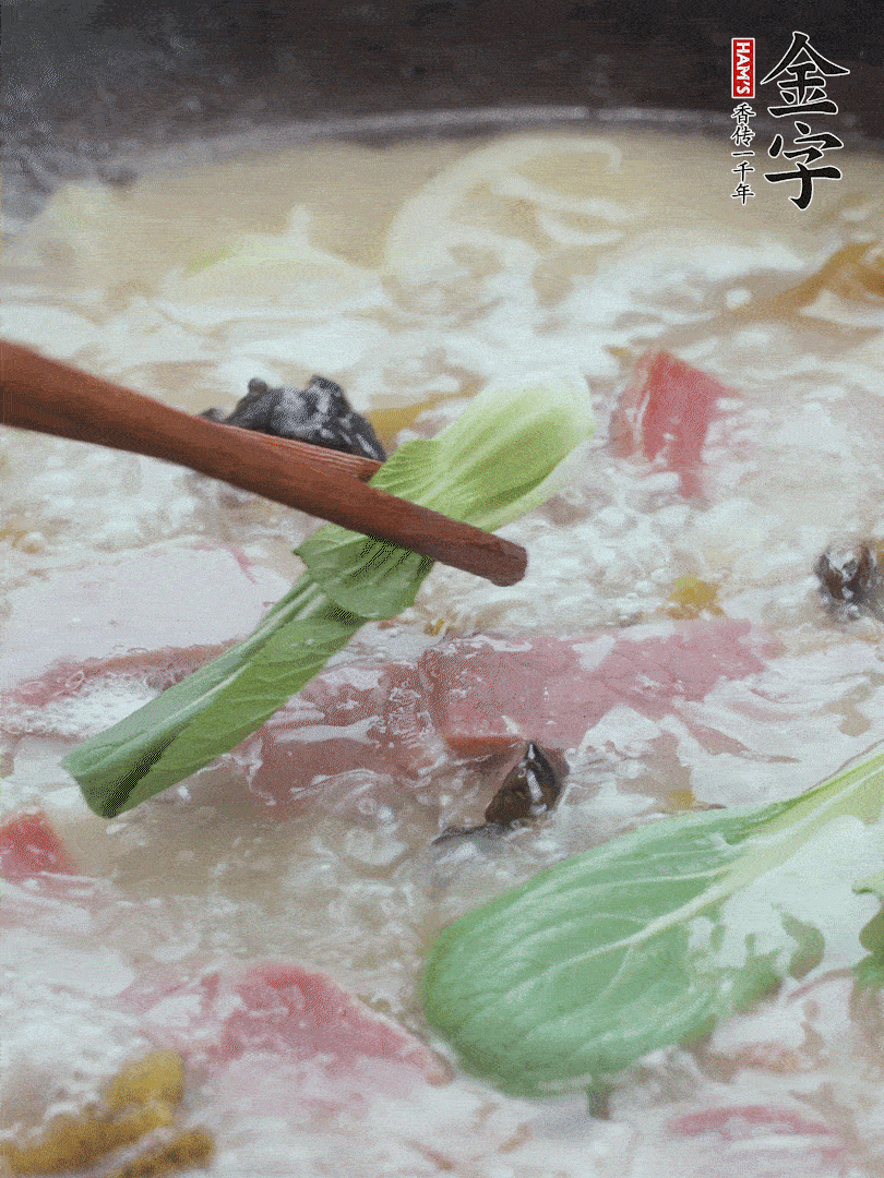 撈出蔥結(jié)，小菜心點綴。